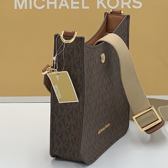 MICHAEL KORS Briley Small Logo Messenger Bag BROWN SIGNATURE COLOR - Picture 6 of 16